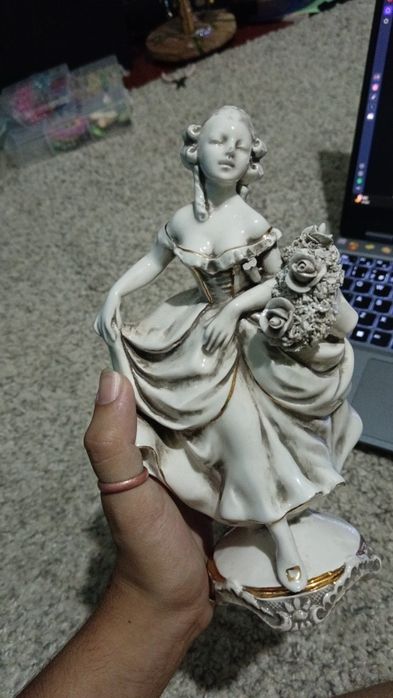 Estatueta de grés marfinite