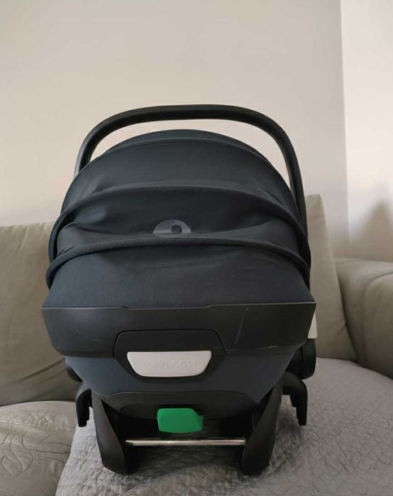 Cadeira de bebê e isofix.