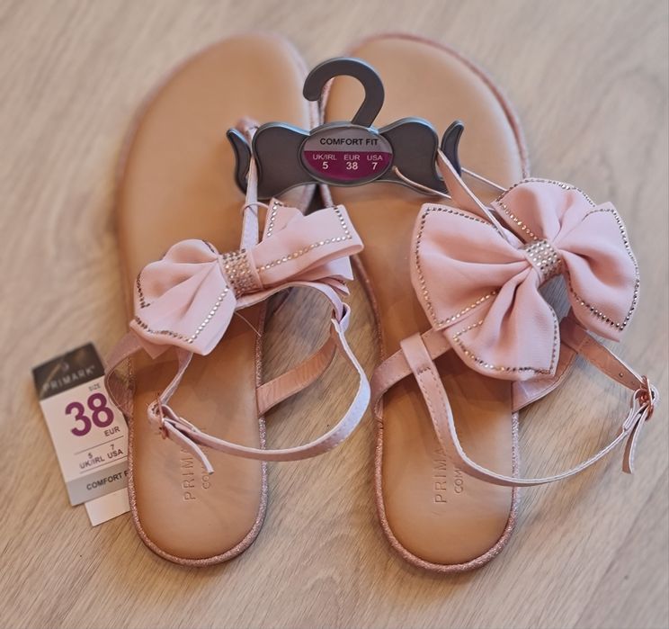Sandalia/Rasteirinha Rosa Primark
Comprada por 12 euros na loja d