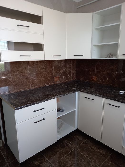 Виконую внутрішні ремонтні роботи