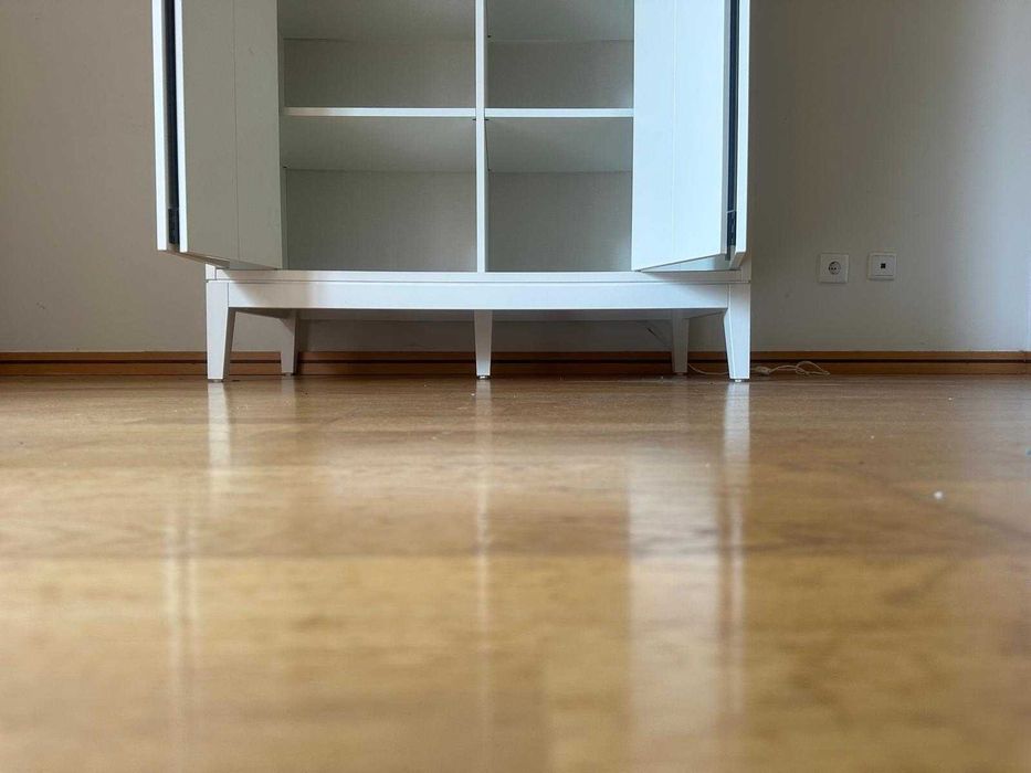 Roupeiro branco com portas em harmonio