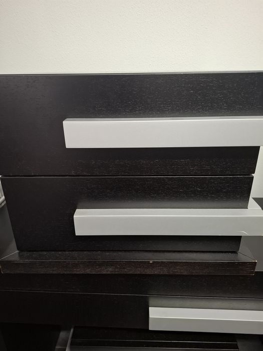 Cama estrado Sommier casal com colchão 2  mesas de cabeceira aparador