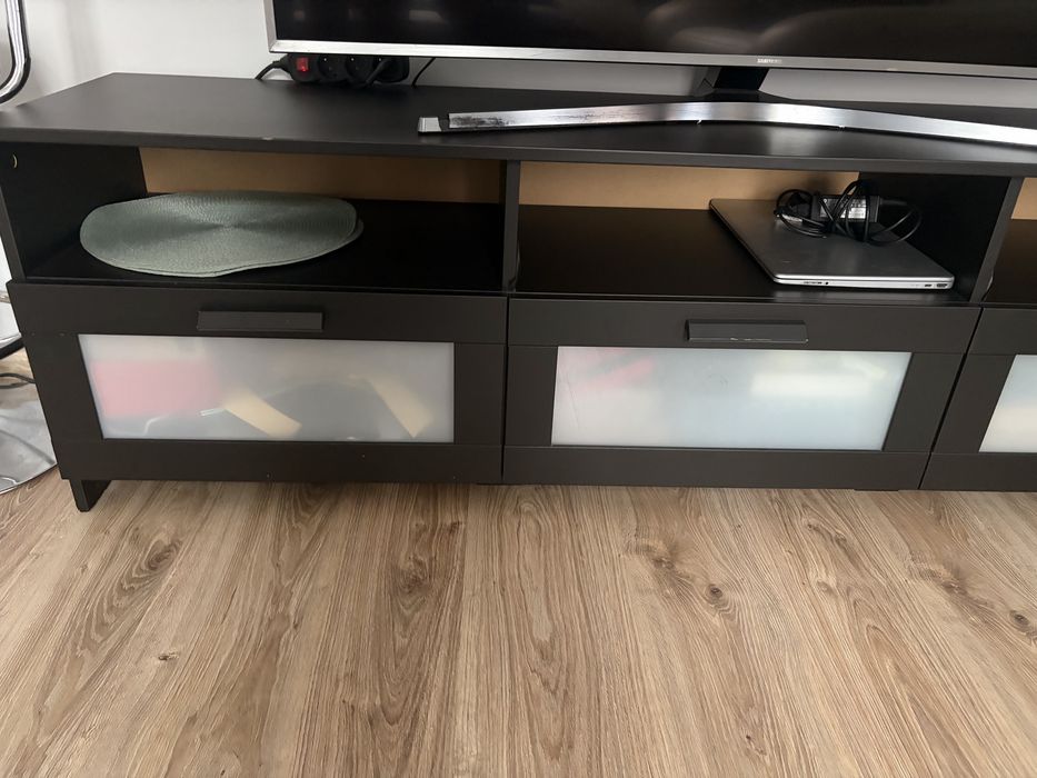 Szafka rtv z trzema szufladami