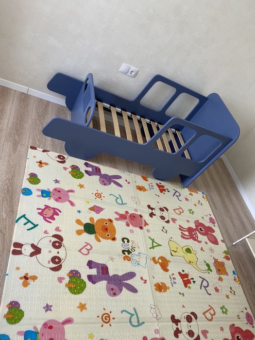 Продам дитяче ліжечко з ‼️матрасом  у вигляді машинки!
