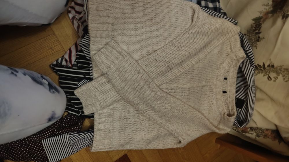 Одяг різний сорочки,блузи і т.д.