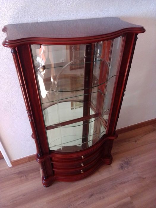 Móvel vitrine com prateleiras vidro, espelhado e três gavetas.