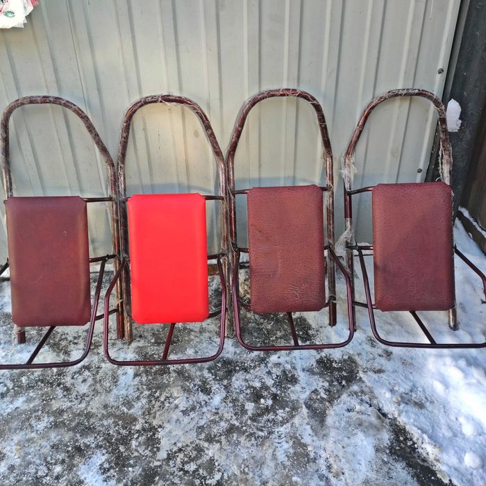 Санки разные с мягкими сиденьями и деревянными планками,распродажа