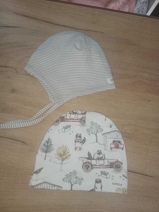 Dwie czapki Newbie 44/46 piękny wzór Chłopiec