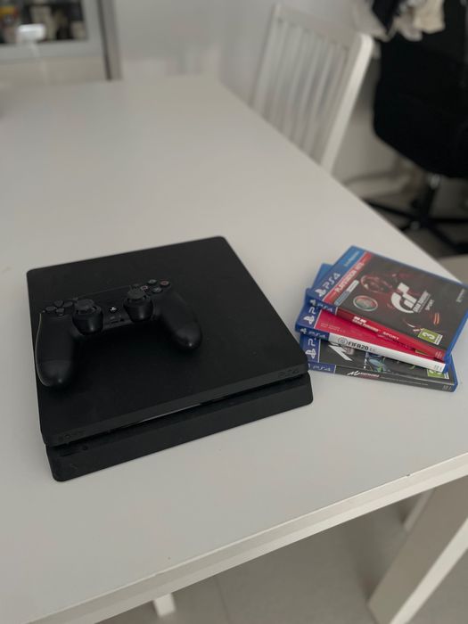 PlayStation 4, com 1 comando e 3 jogos