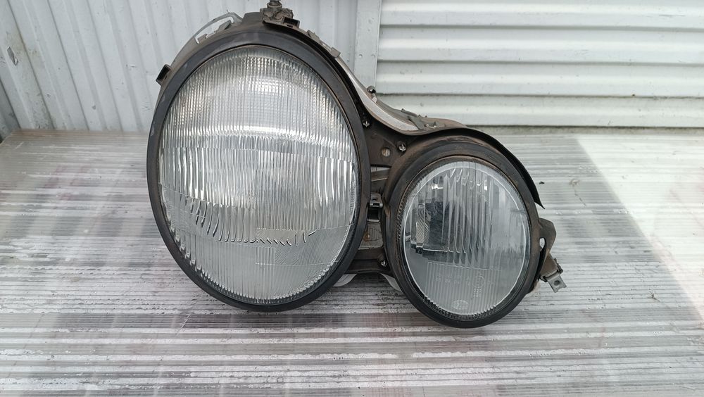 Vendo farol direito de Mercedes W 2010 ano 1995/97