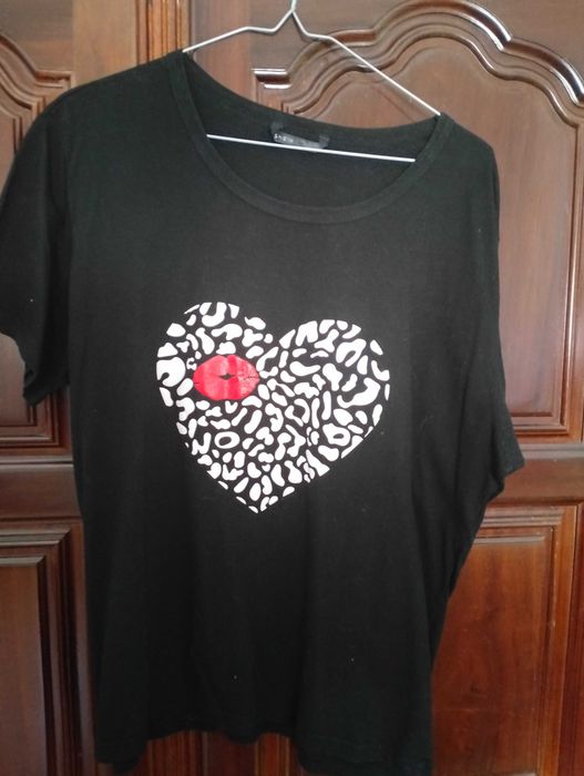 T-shirt preta, branca e vermelha