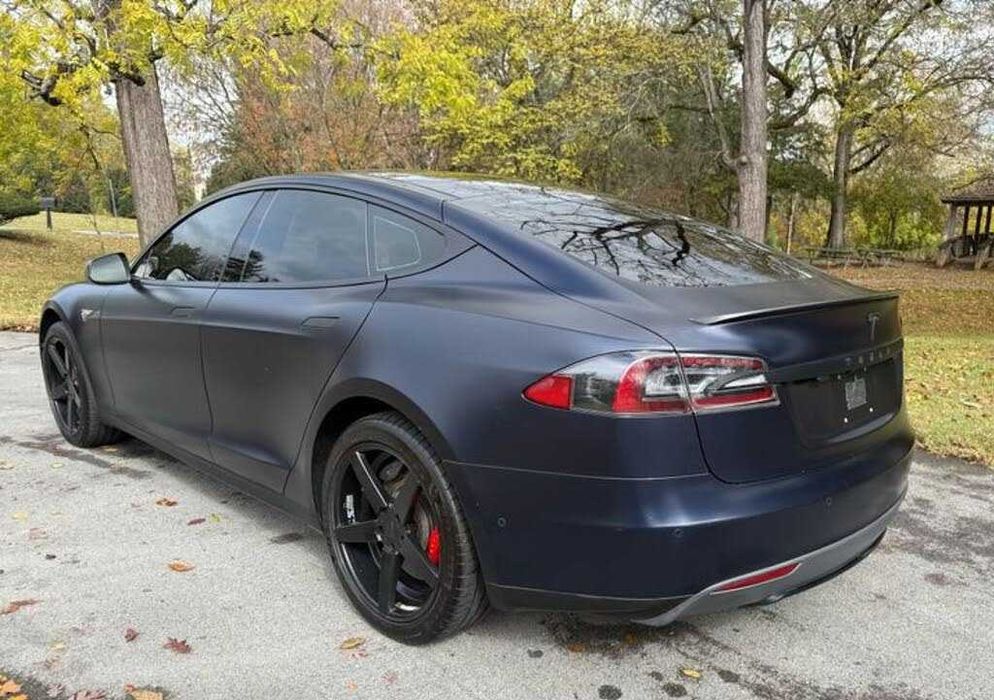 Tesla Model S P85D      2015