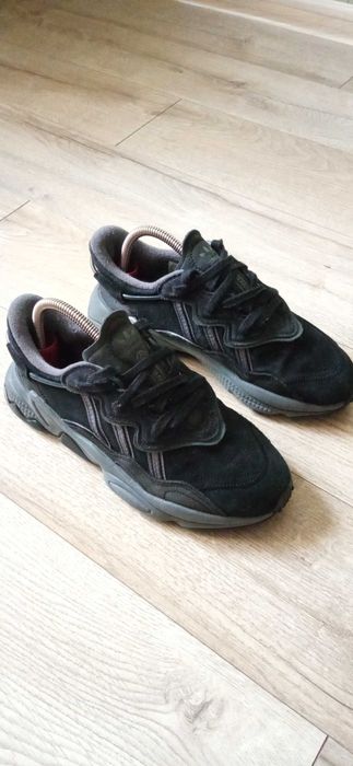 Кросівки Adidas Ozweego у чорному кольорі.