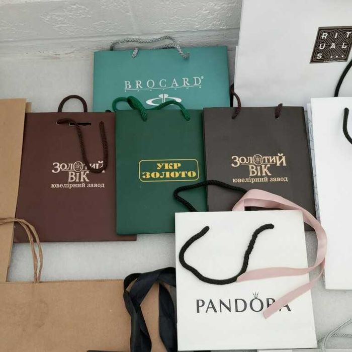 Цена за 16 штучек!! Подарочные пакеты б/у .