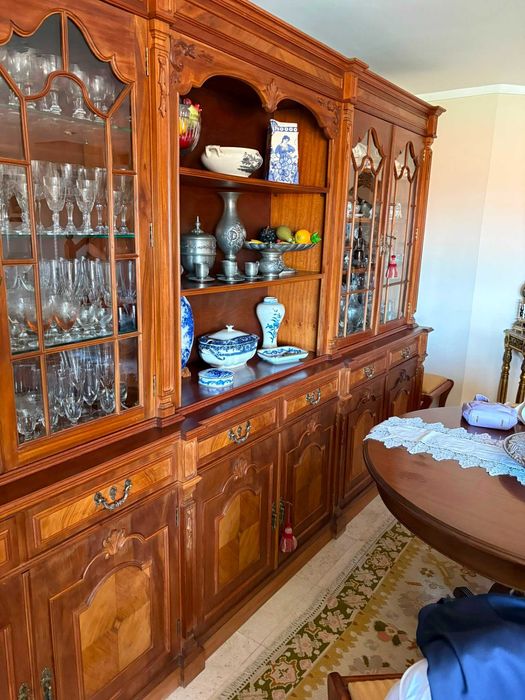 Mobilia casa de jantar mogno