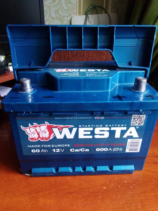 Зовсім новий автомобільний акумулятор