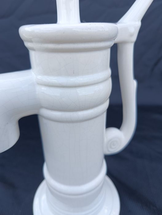 Dekoracja ceramiczna biała pompa