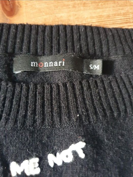 Sweter z aplikacją kwiatową 3D.