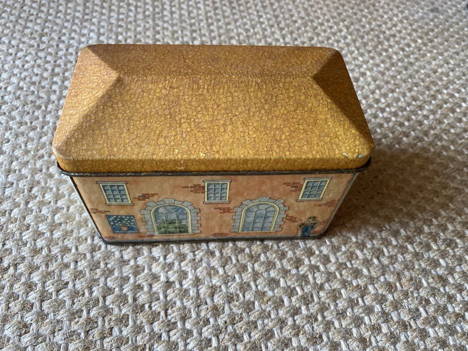 Caixa de lata decorativa em forma de casa