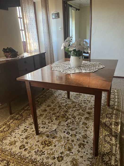 Vendo cristaleira, aparador e mesa