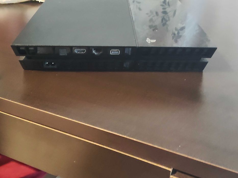 PS4 com 2 comandos e jogos incluidos