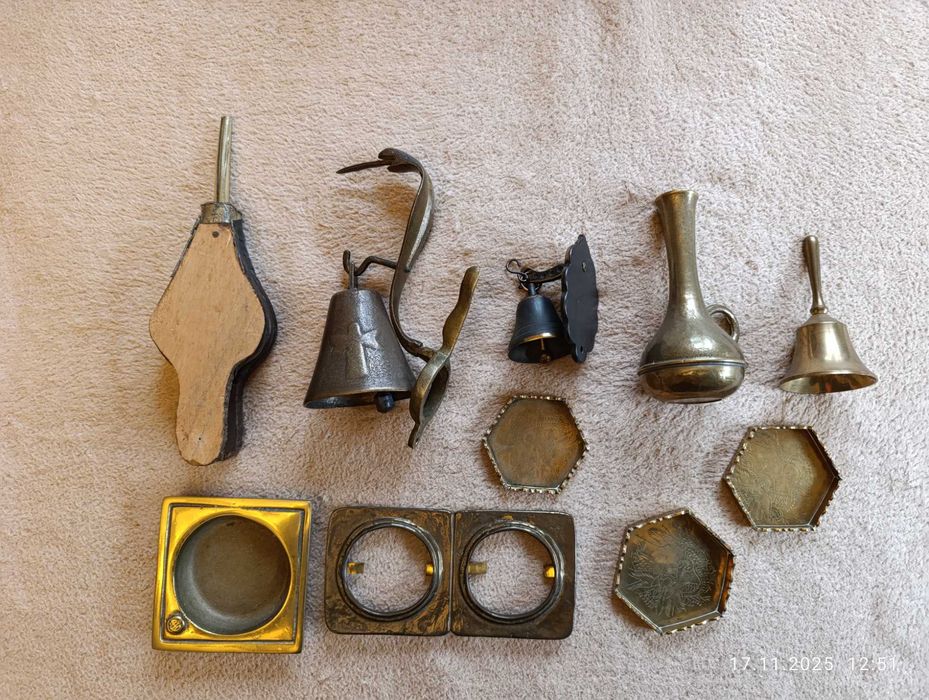 Zestaw mosiężnych przedmiotów : dzwonki, flakon, popielniczka, ramka