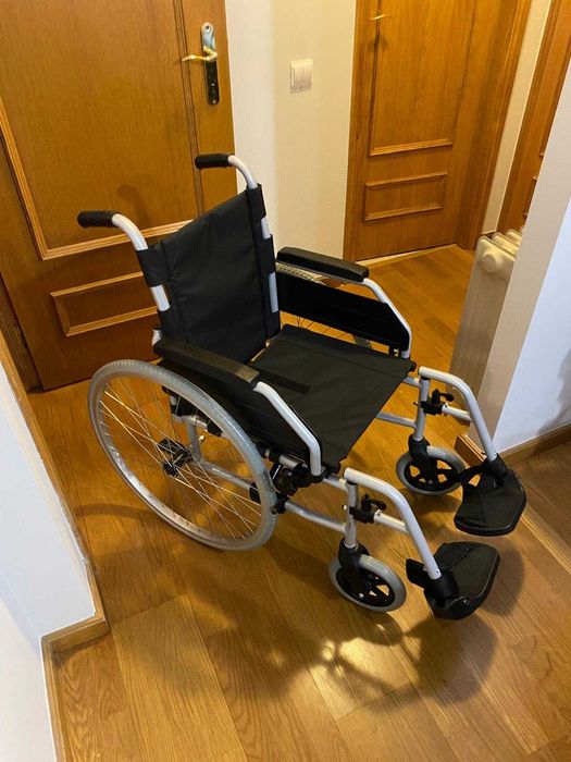 Cadeira de rodas semi nova. 2 dias de uso.