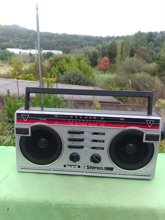 Radio portátil a pilhas e 220v