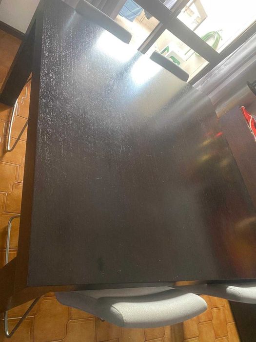 Mesa em madeira wengue e cadeiras