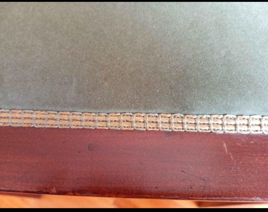 Cadeira Antiga com estofo verde