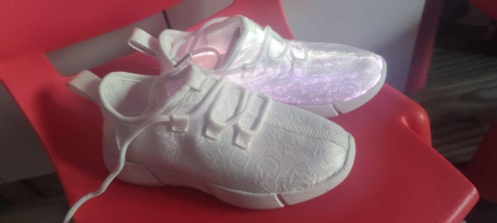 Buty świecące sneakersy adidas rozmiar 30