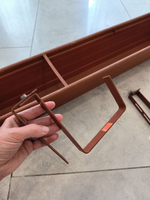 Doniczka balkonowa z uchwytami metalowymi komplet