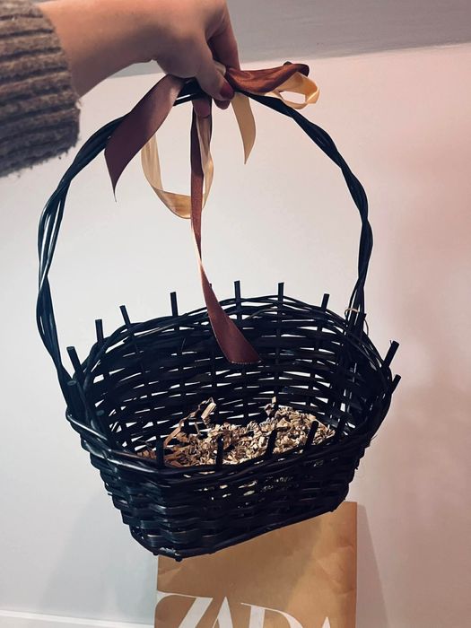 Piękny ciemny kosz pleciony ozdobny koszyk z uchem