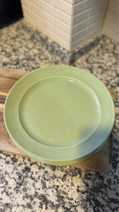 Pratos de loiça em verde