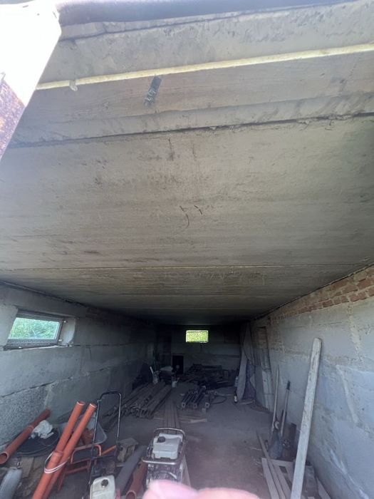 Цегляний будинок в с. Городок біля річки Устя.