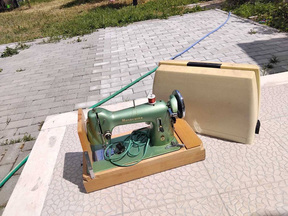 Maquina de costura antiga - Husqvarna