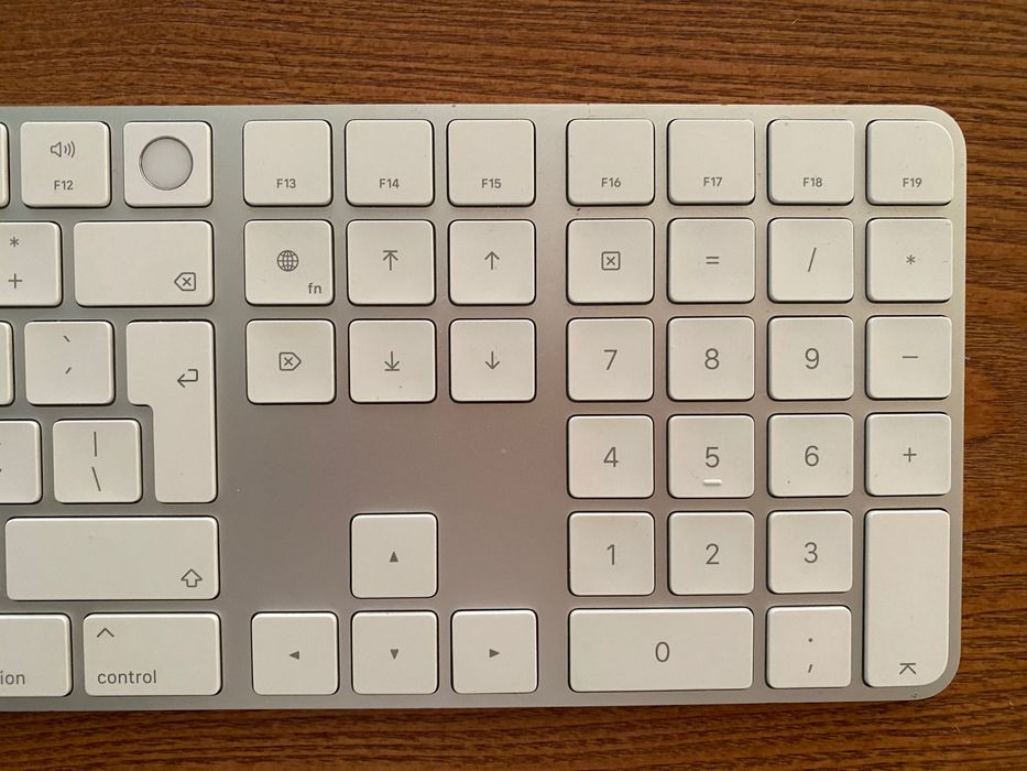 Teclado Magic Keyboard Apple PT com Touch ID