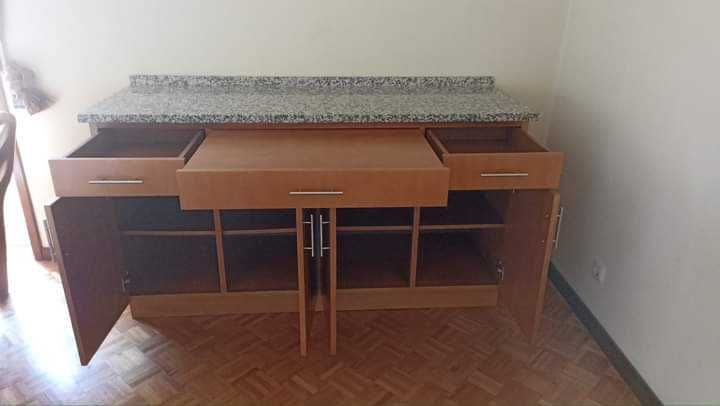 Armário de madeira maciça e puxadores modernos