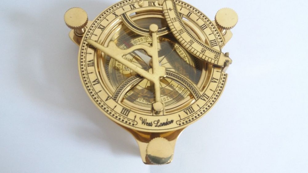 Relógio de sol com bússola