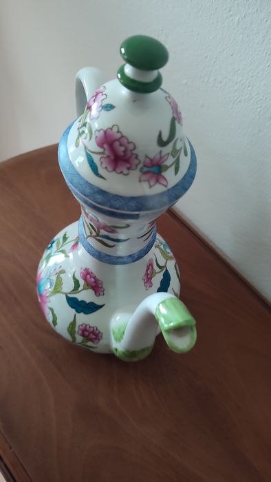 Peça porcelana pintada a mão ( inspiração V.A.)