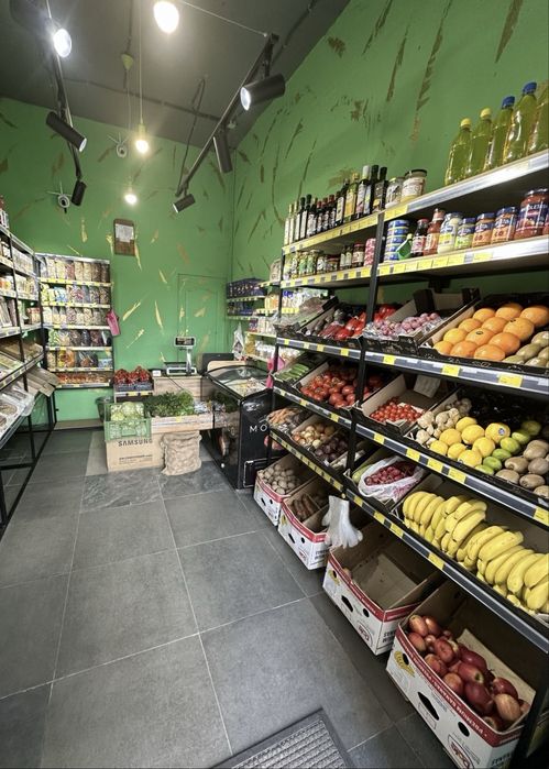 Комерція з орендарем  фасад  Київ Новобудова  Власник