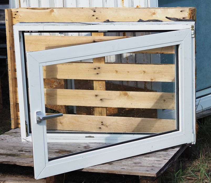 Okna PRIMO SYSTEM PCV do łazienki, piwnicy, klatki schodowej 110/74 cm