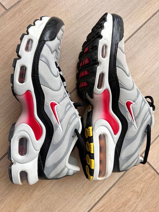 Nike Air Max Plus у забарвленні "Photon Dust/Varsity Red"