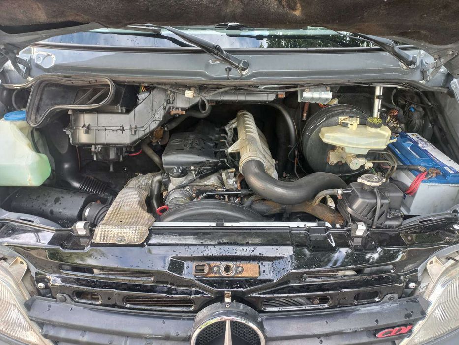 Мерседес Спрінтер середня база 2,7 рік 2004