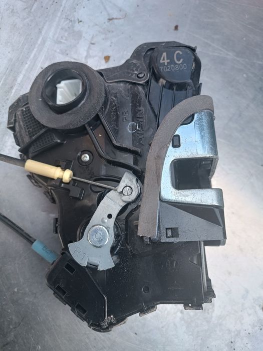 Замок передній правий Toyota RAV4