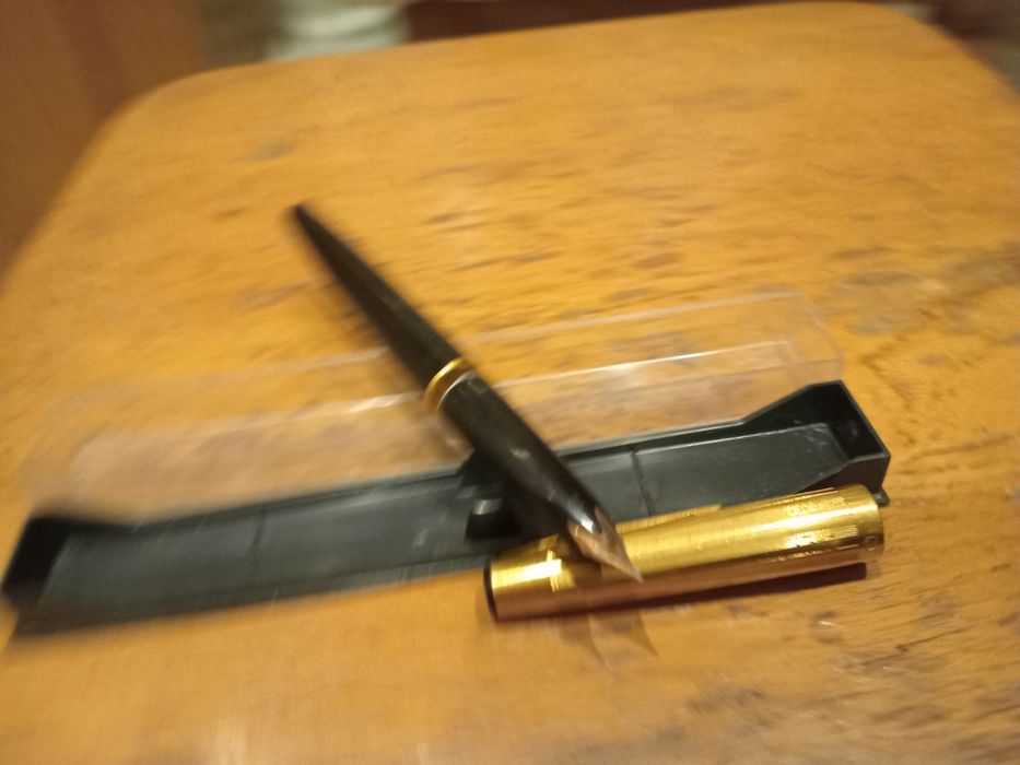 Ручка перьевая с золотым пером