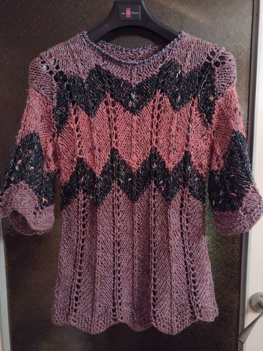 Sweterek damski ażurowy robiony na drutach