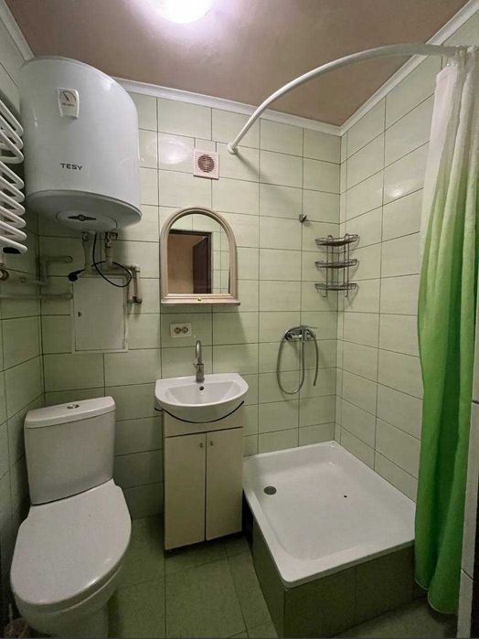 Продається бюджетна квартира в гарному районі біля парку та озера!!!