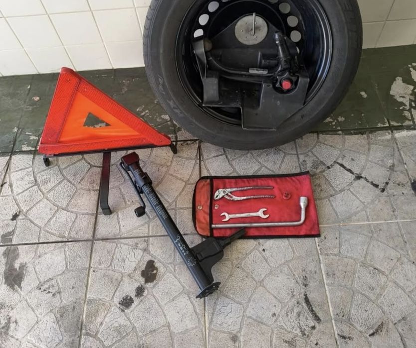 Mercedes - Gancho reboque e Ferramentas