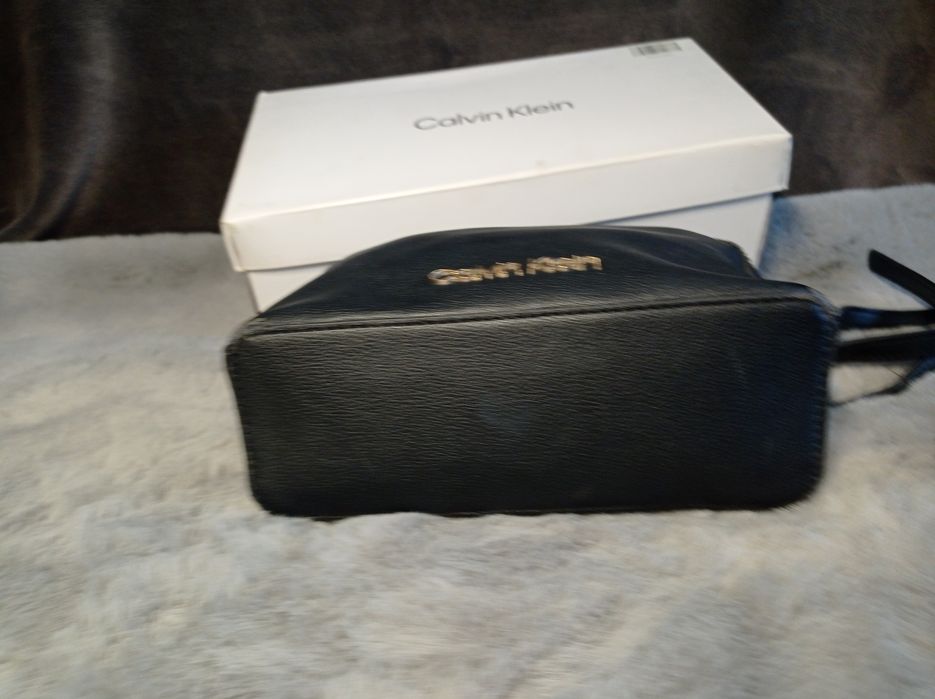 Torebka Calvin Klein czarna torebeczka pasek na ramię tanio mała